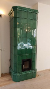 Svéd stílus egyedi zöld cserépkályha koszorú mintával külsőlevegős ajtóval. Cserépkályha Budapest Gyártó: Vilmoskályha